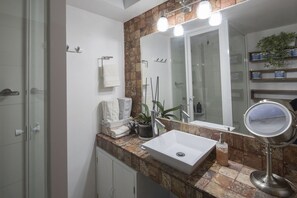 Haartrockner, Handtücher, Seife, Shampoo