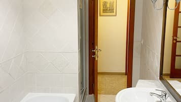 Asciugacapelli, bidet, asciugamani, sapone