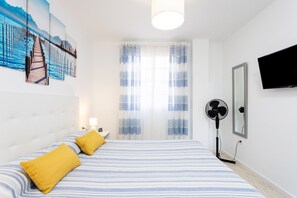 Tabla de planchar con plancha, wifi gratis y ropa de cama 