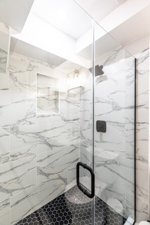 Shower, hair dryer, towels