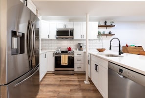 Fridge, microwave, oven, stovetop - Sojourn in DuPont Circle: Modern Meets Historic (Washington)
