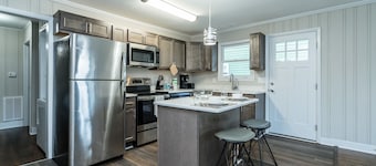 Newly Renovated 2BR near Downtown/Duke/NCCU/DPAC! Long Term Stays Welcome!