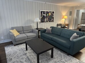 Smart TV - Newly Renovated 2BR near Downtown/Duke/NCCU/DPAC! Long Term Stays Welcome! (Durham)