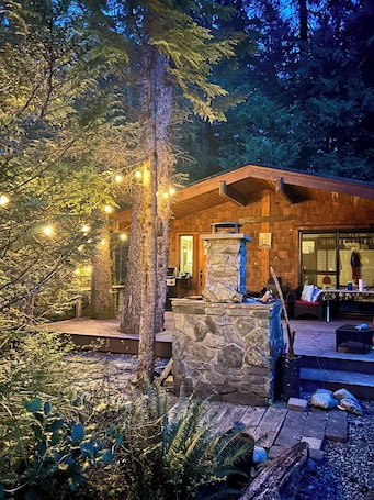 Terrace/patio. 🌲🌲Twin Tree Cabin in Magical Port Renfrew