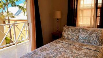 2 habitaciones, caja de seguridad en la habitación y escritorio