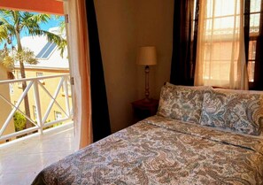 2 bedrooms, in-room safe, desk, iron/ironing board - West Coast Private (Fitts Village)