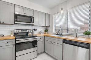 Fridge, microwave, oven, stovetop - Modern Townhome w/ Deck and Fast Wifi 7 min from AT&T Stadium (Arlington)