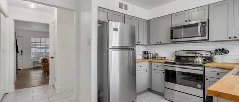 Een koelkast, een magnetron, een oven, een kookplaat