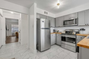 Fridge, microwave, oven, stovetop - Modern Townhome w/ Deck and Fast Wifi 7 min from AT&T Stadium  (Arlington)
