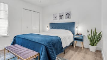 2 bedrooms, in-room safe, desk, iron/ironing board