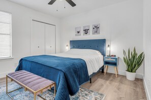 2 bedrooms, in-room safe, desk, iron/ironing board - Modern Townhome w/ Deck and Fast Wifi 7 min from AT&T Stadium (Arlington)