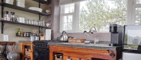 Kylskåp, mikrovågsugn, ugn och spishäll