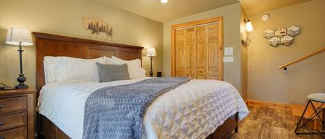 1 chambre, bureau, fer et planche à repasser, lit de bébé portatif