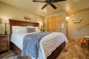 1 bedroom, desk, iron/ironing board, travel cot - Luxury Getaway Near Mineral Spa - Ponderosa Cabin (Hot Springs)