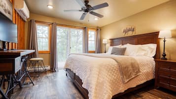 1 quarto, escrivaninha, ferros/tábuas de passar roupa, berço de viagem