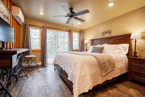 1 sovrum, skrivbord, strykjärn/strykbräda och resesäng