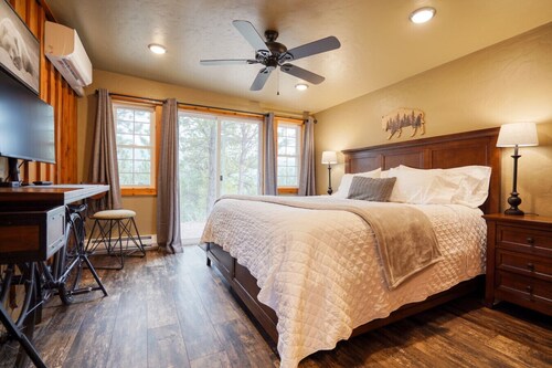 Luxury Getaway Near Mineral Spa - Ponderosa Cabin