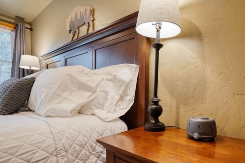 Luxury Getaway Near Mineral Spa - Ponderosa Cabin