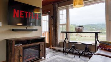 Smart-tv, een open haard, boeken en een stereo