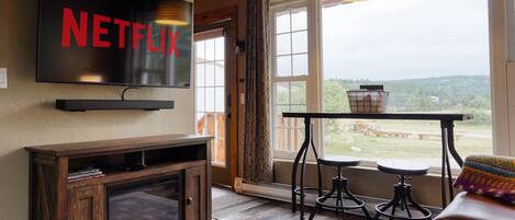 智能电视、壁炉、书、立体声音响