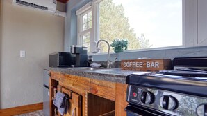 Kaffetrakter/tekoker, kjøleskap, mikrobølgeovn og ovn