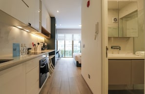 Signature Apartment | Private kitchen | Fridge, microwave, oven, electric kettle - The Modern By Wynwood House  (Lima)