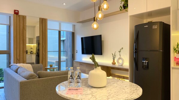 Comfort Apartment | Living area | 40-inch Smart TV with cable channels - The Modern By Wynwood House (Lima)