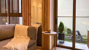 Comfort-lejlighed | Opholdsområde | 40-tommers smart-tv med kabelkanaler