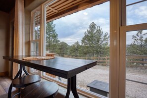 Dining - Columbine Cabin at Highland Meadows - Black Hills Retreat (Hot Springs)