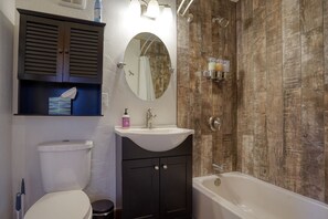 Kostenlose Toilettenartikel, Haartrockner, Handtücher