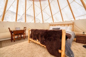 1 bedroom, travel cot, bed sheets - Buffalo Tipi at Highland Meadows (Hot Springs)