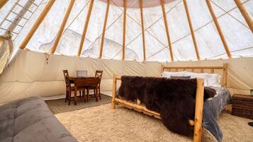 1 bedroom, travel cot, bed sheets