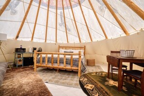 1 habitación, cuna de viaje y ropa de cama 