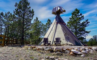 King Bed & Private Bath - Black Hills Eagle Tipi