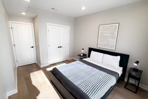 Iron/ironing board, WiFi, bed sheets - 4 bed bi-level with roof deck. In the city. (Philadelphia)