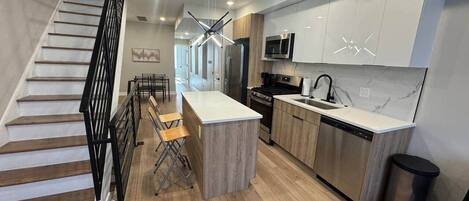 Jääkaappi, mikroaaltouuni, uuni, liesi