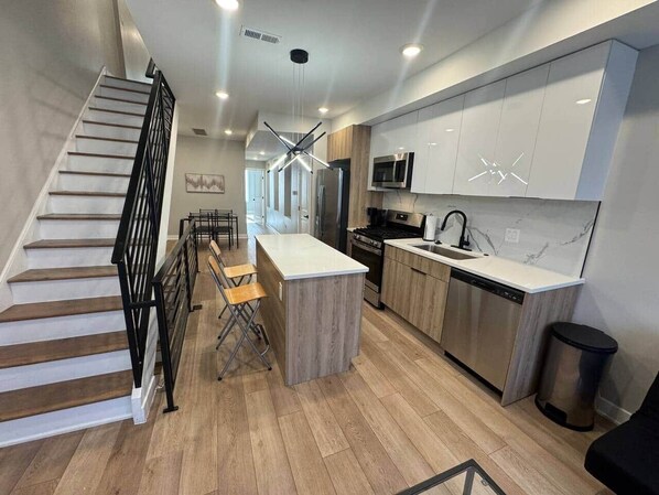 Fridge, microwave, oven, stovetop - 4 bed bi-level with roof deck. In the city. (Philadelphia)