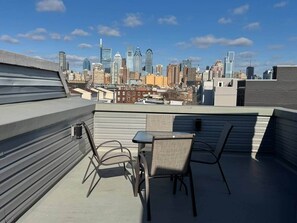 Outdoor dining - 4 bed bi-level with roof deck. In the city. (Philadelphia)