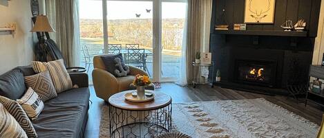 Smart TV, chimenea, videojuegos