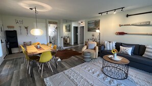 Ein modernes Wohnzimmer mit Essbereich, einer Sofagarnitur und einem Couchtisch.