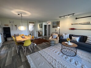 Smart TV, fireplace, video games - 
Newly Updated Modern, Spacious, and Cozy Condo- Right on the Lake! (Lake Geneva)