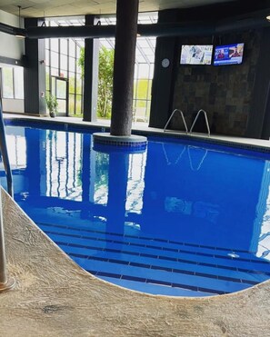 屋内プール、屋外プール