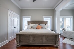 4 bedrooms, iron/ironing board, WiFi, bed sheets
