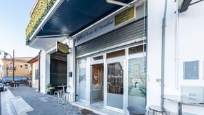 A storefront with a sign reading "Barga Paradiso" and a glass door entrance.