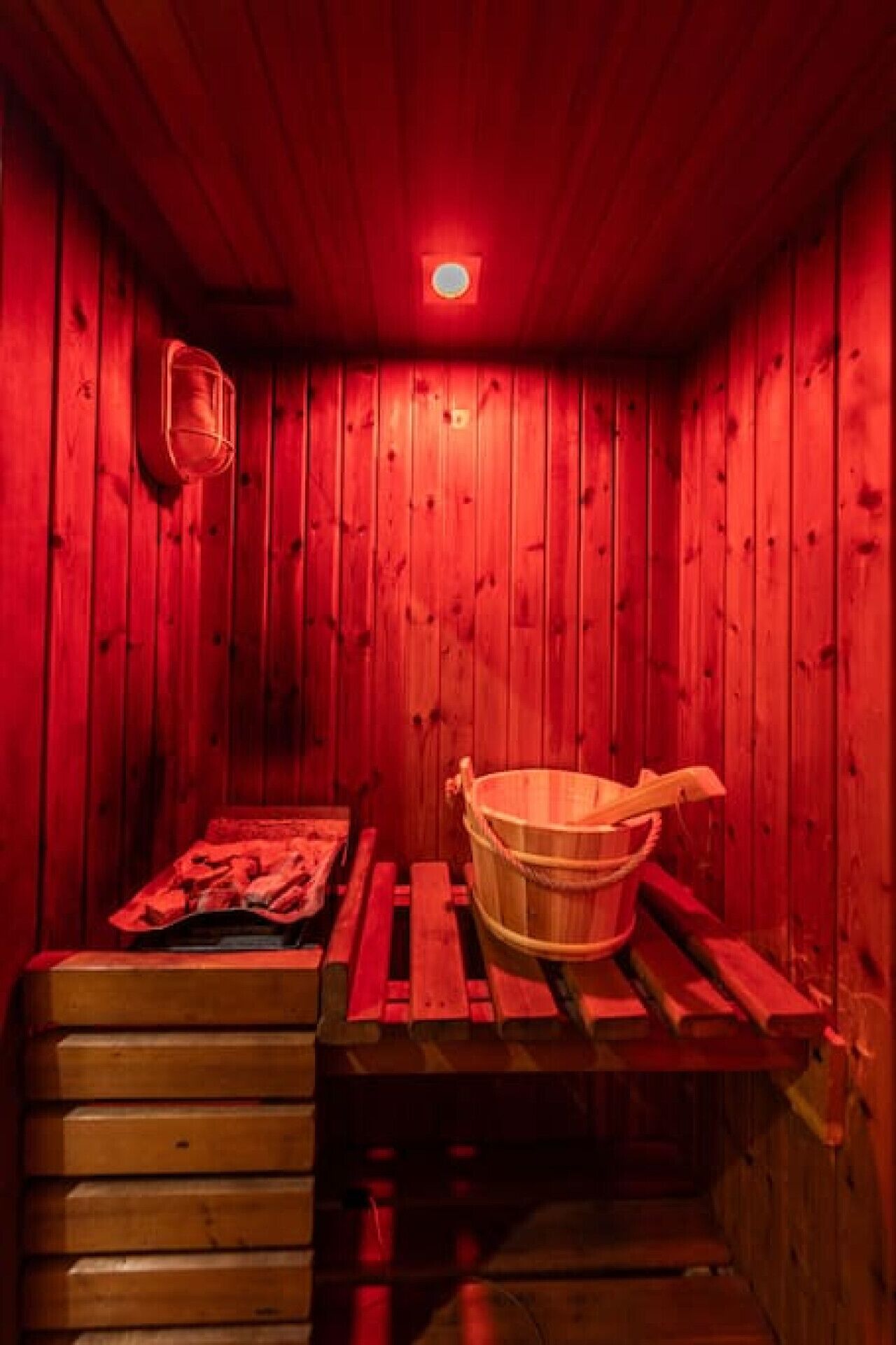 Una sauna con paredes de madera y un banco.