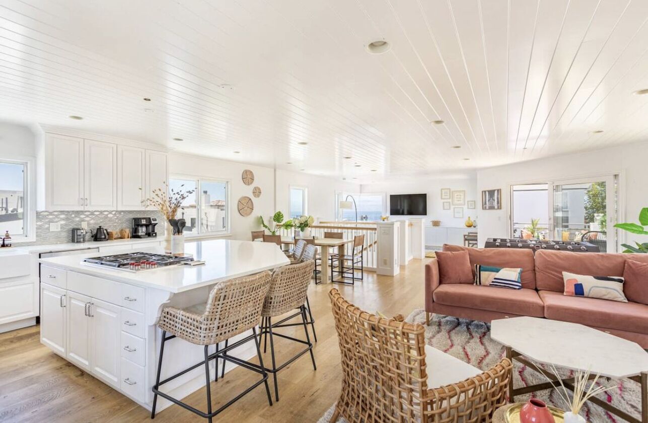 Chic sunny spacious - ocean views,  steps to the beach & Main St! New listing!