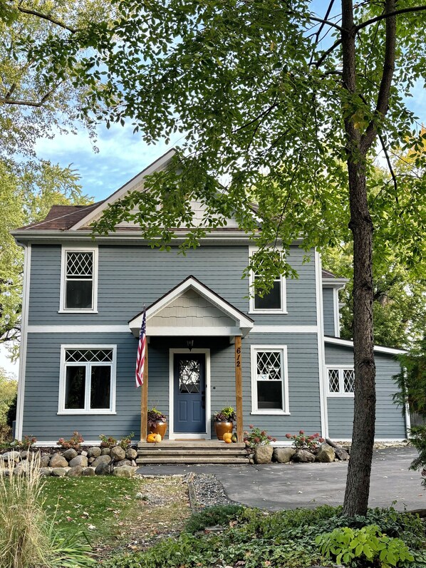 Exterior - 1880s Beauty! Family Fun. Walk to Downtown Green Lake, Heidel House & Golf! (Green Lake)