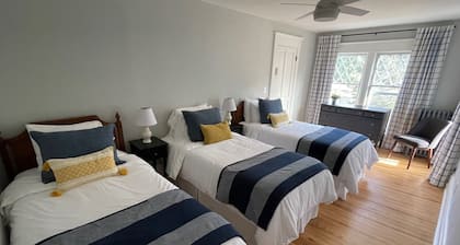 1880s Beauty! Family Fun. Walk to Downtown Green Lake, Heidel House & Golf!