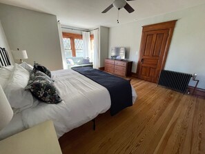 6 bedrooms, desk, travel cot, free WiFi