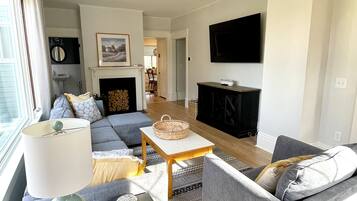 Smart-TV, Videospiele, DVD-Player, Tischfußball